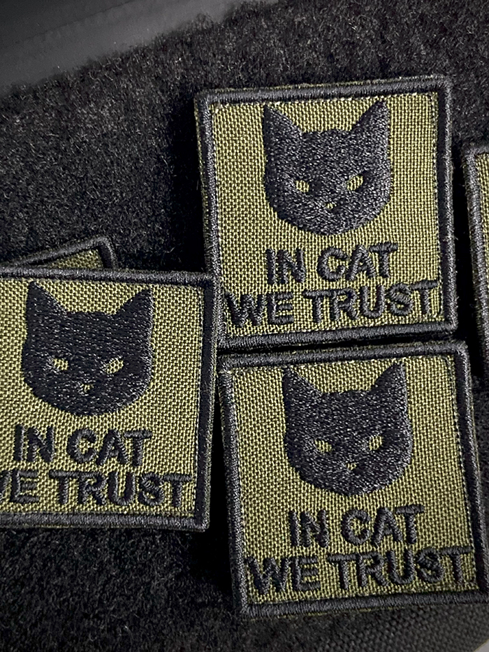 Міні патч "In Cat We Trust" / Олива